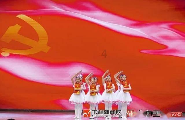 可爱女孩参加宴会